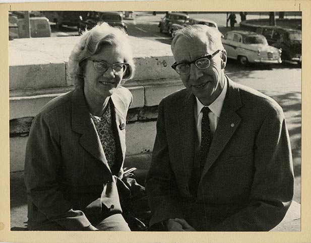 A black-and-white portrait of Willem and Janke Kolff sitting outside and smiling.