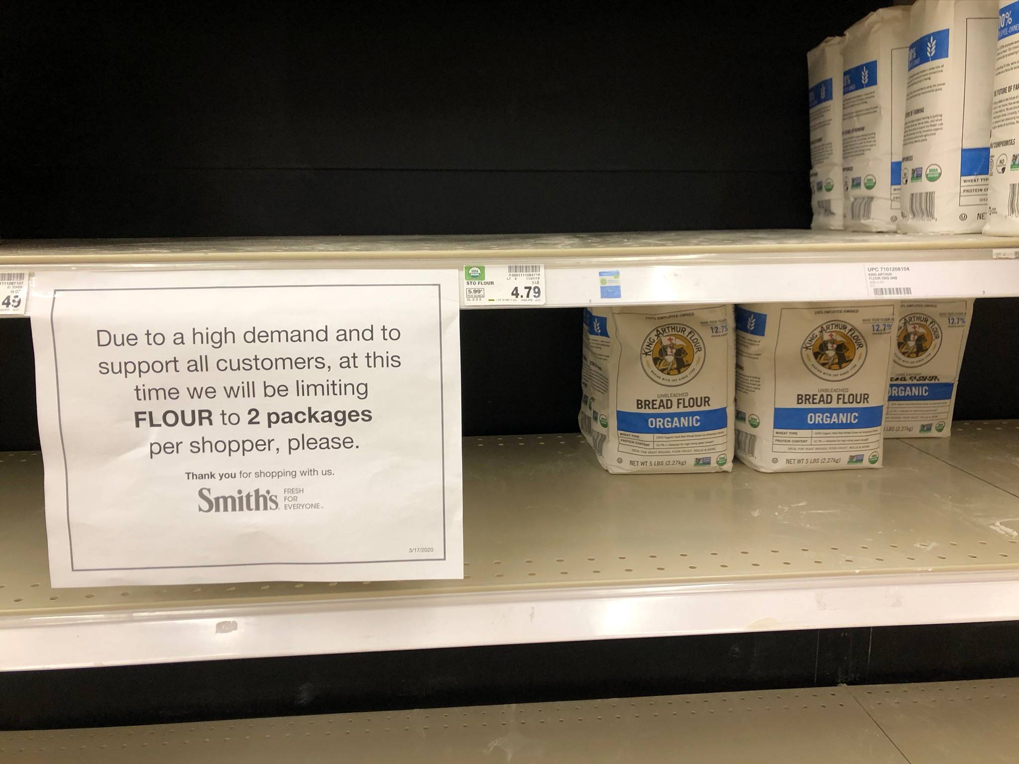 Sign limiting flour shopping at a grocery store